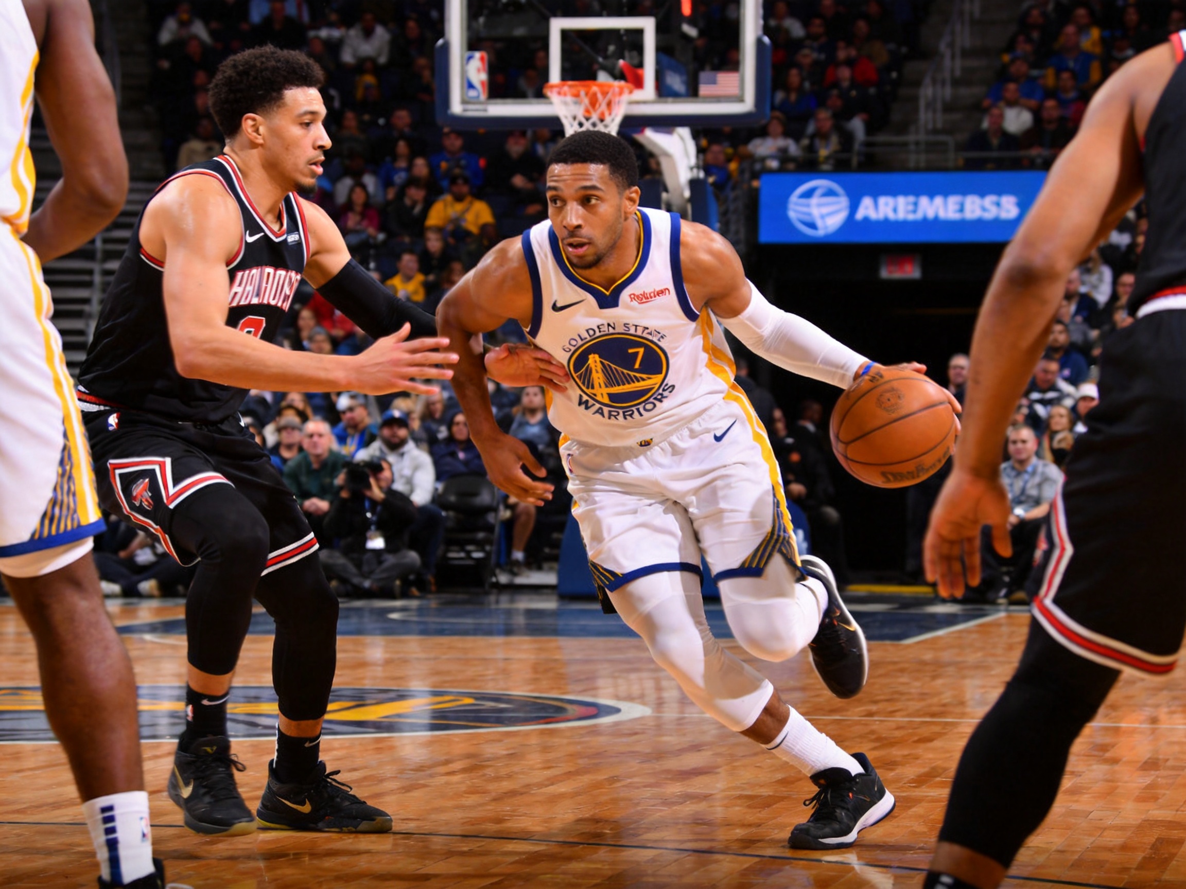 NBA赛场控球后卫借挡拆运球突入内线